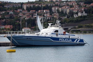 Hojs upokojil policijski čoln