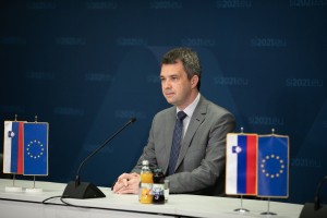 Zadnji lov na Janševe ministre: Bodo poslanci NSI in Desusa rešili Dikaučiča, Hojsa in Vizjaka?