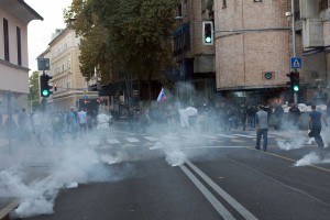 Ugotovitve komisije: Policisti na protestu anticepilcev prisilna sredstva uporabili zakonito