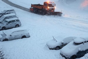 Slovenija pokrita s snegom, obeta se kaotičen dan na cestah