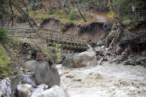 Pri Tržiču moški zdrsnil z zasnežene brvi v reko in umrl