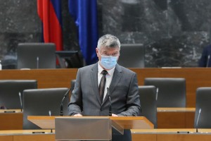 Medved: Če bi sam dobil manj kot tretjino glasov podpore, bi odstopil kot minister