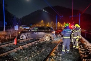 FOTO: Na Gornjem Brezovem trčila vlak in avto