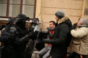 Incidenti na protestih: ravs anticepilcev in policistov, nekateri so končali v marici (FOTO)