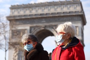 V Parizu znova obvezne maske na prostem