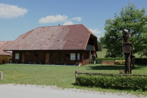 Občina Sodražica bi odkupila Maticovo etno hišo