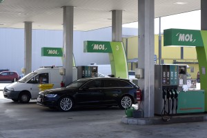 Javni uslužbenci po gorivo na Mol, izjemoma Petrol in OMV