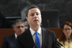 Kaos med protesti: Mahnič zaradi kazenske ovadbe napadel policiste, Hojs ga je moral miriti