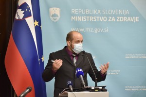 Včeraj 12.000 okužb, minister pa svari: Vrha petega vala še nismo dosegli