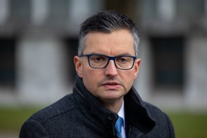 Bo Šarec danes ministrom Nata povedal, da Slovenija kljub podpisani pogodbi ne bo kupila oklepnikov?