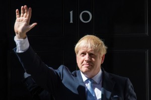 Boris Johnson ostaja premier: konservativci mu vendarle niso dali brce