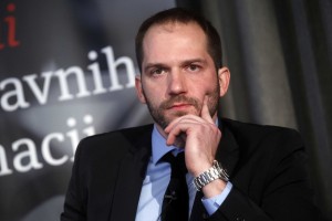 Dopustna kritika predstavnikov oblasti je temelj demokracije, zatiranje te kritike je značilnost represivnih režimov