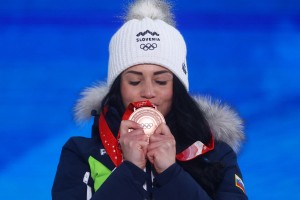 Gloria Kotnik z olimpijsko bundo zbira sredstva za Ukrajino