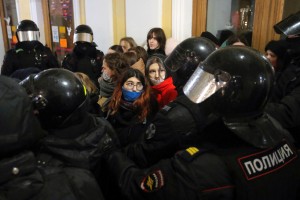 Pogumni Rusi protestirajo proti vojni; včeraj aretiranih 584 protestnikov