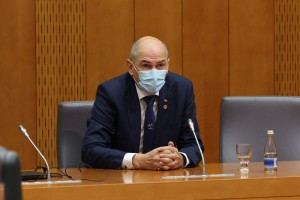 Janšo bodo zasliševali poslanci: bo po neprijetnih vprašanjih znova zbežal?