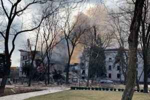 V bombardiranju gledališča v Mariupolju umrlo okoli 300 ljudi