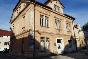 V Kočevju začenjajo prenovo stavbe s prostori za geodetsko upravo in center za socialno delo