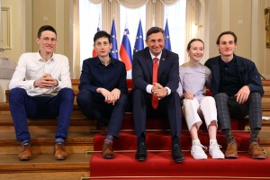 Predsednik Pahor z jabolkom navdiha nagradil edinstveni nordijski center Kranj, kjer so svoj talent kalili tudi Prevčevi