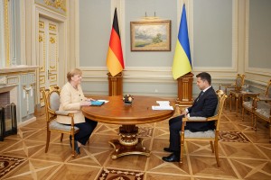 Merklova še vedno zagovarja stališče iz leta 2008 proti takojšnjemu vstopu Ukrajine v Nato, Zelenski je to označil za "napačni izračun"