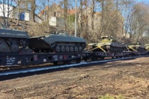 Češka  v Ukrajino poslala vlake s tanki T-72 in oklepnimi vozili