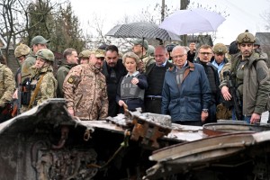 (FOTO) V Buči ob obisku visokih predstavnikov EU začeli izkopavati množično grobišče