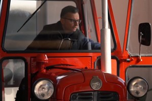 Marjan Šarec je zajahal traktor - kako debel bo njegov krompir? (VIDEO)