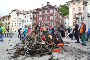 Iz Ljubljanice potegnili skuterje, kolesa, nakupovalne vozičke in prometne znake