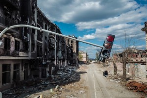 V jeklarni Azovstal ujetih še približno tisoč civilistov