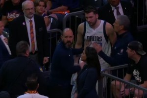 Uf, Luko Dončića so držali nazaj, tako ga je razkuril nesramni navijač (VIDEO)