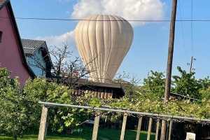 V Beltincih balon s tremi potniki zaneslo v električne kable