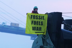 "Natfa poganja vojno": Greenpeace ruskemu tankerju preprečil pristanek v Angliji