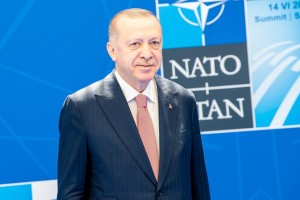 Erdogan pritiska na Švedsko in Finsko in jima grozi, da bo blokiral njun vstop v Nato