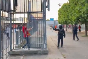 Kaos v Parizu: policija s solzivcem nad navijače, aretiranih 68 oseb (VIDEO)