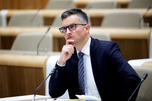 Šarec se bo kot obrambni minister zavzel za revizijo nakupa oklepnikov, vrnil bi teritorialno obrambo