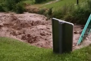 Poplavljene hiše, podrta drevesa, odtrgane strehe - silovito vreme se je zneslo nad Slovenijo