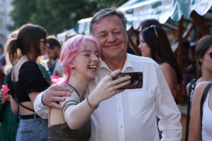 Parada ponosa: nekateri delali selfije z Zoranom Jankoviće, drugi so ga izžvižgali (FOTO)