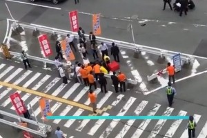 Japonska pretresena: atentator ubil nekdanjega premierja Abeja (VIDEO)