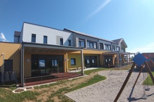 V Velikem Podlogu pri Krškem drevi odprtje novozgrajene šolske stavbe
