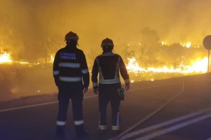 Siloviti požar pri Šibeniku uničil 20 hiš, 300 gasilcev brani objekte (FOTO)