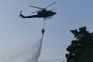 Na Krasu se kar 550 gasilcev bori s požari, pomagajo jim dve letali in pet helikopterjev