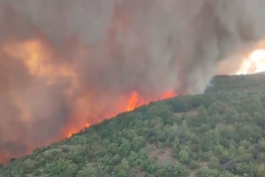 Ognjeni zid na Krasu! Poglejte te srhljive posnetke požara iz helikopterja Slovenske vojske (VIDEO)