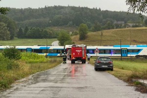 Pri Ivančni Gorici vlak trčil v avto, voznik je umrl na kraju nesreče (FOTO)