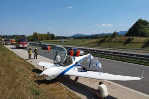 Vozniki na gorenjski avtocesti v šoku: na cesti zasilno pristalo letalo! (FOTO)