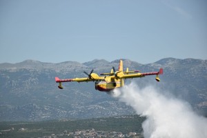 Gasilci rešili hiše pri Splitu, na pomoč priletela tudi kanaderja