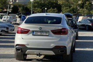 Razkrita enigma tablice »GO GOLOB«: SDS in njeni priveski tolkli po Golobu zaradi narcistične tablice, zdaj se je oglasila resnična lastnica belega BMW!