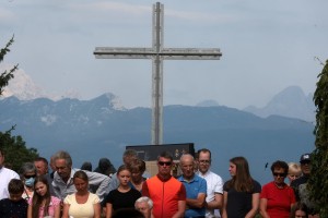 Na Brezjah ogorčeni zaradi naslovnice Mladine: Jezus spominja na hermafrodita?