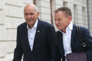 Država Janši polni žep: dobil bo še 40.000 evrov