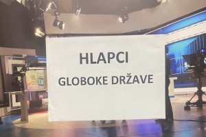 "Hlapci globoke države": Eriki Žnidaršič je neznanec na vrata redakcije Tarče prilepil žaljiv napis