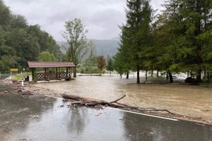 Vojska na pomoč Osilnici in Kostelu: poglejte razdejanje ob Kolpi (FOTO)