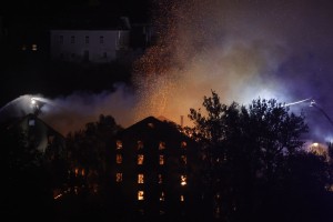 Ponoči v Kranju izbruhnil velik požar